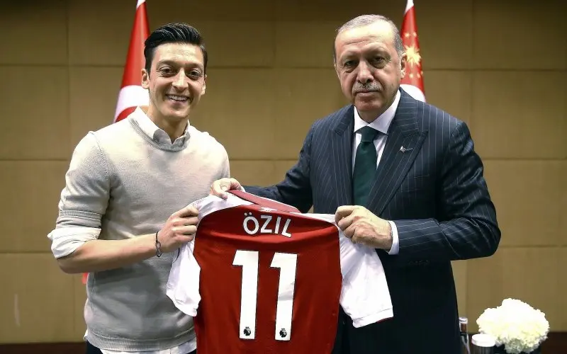 ảnh chế Mesut Özil 38