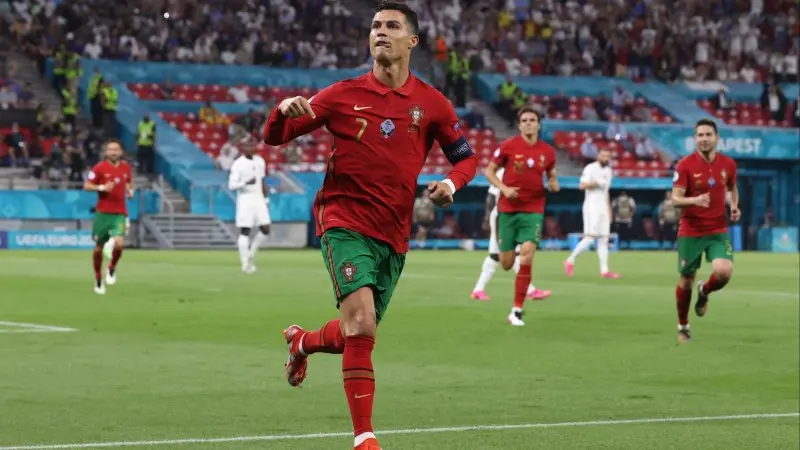 Ngắm nhìn những tuyệt phẩm sút bóng của Ronaldo 8