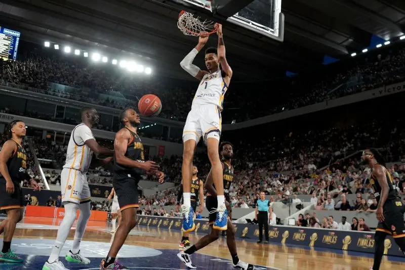 Ligue Nationale de Basket-ball 32