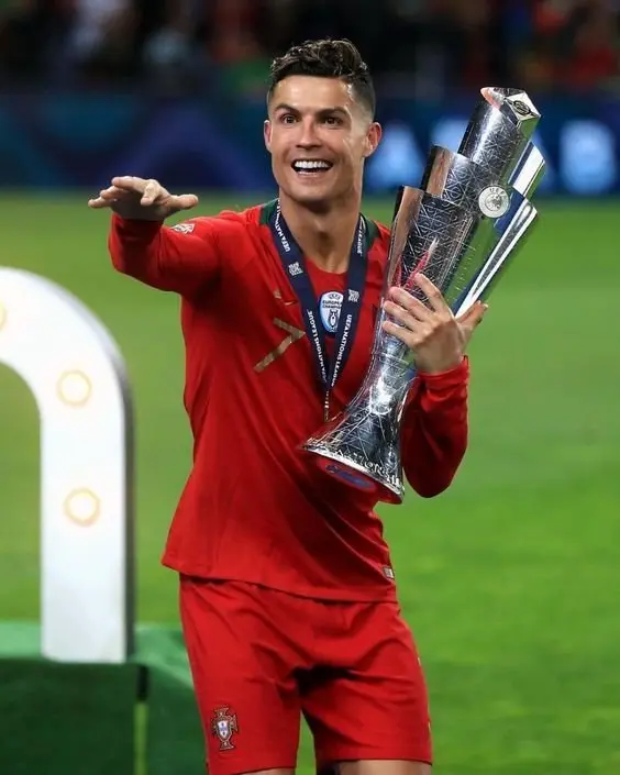 Top 100+ ảnh rực cháy của Ronaldo cầm cúp vinh quang 20