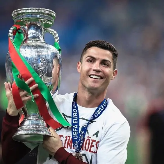 Top 100+ ảnh rực cháy của Ronaldo cầm cúp vinh quang 8