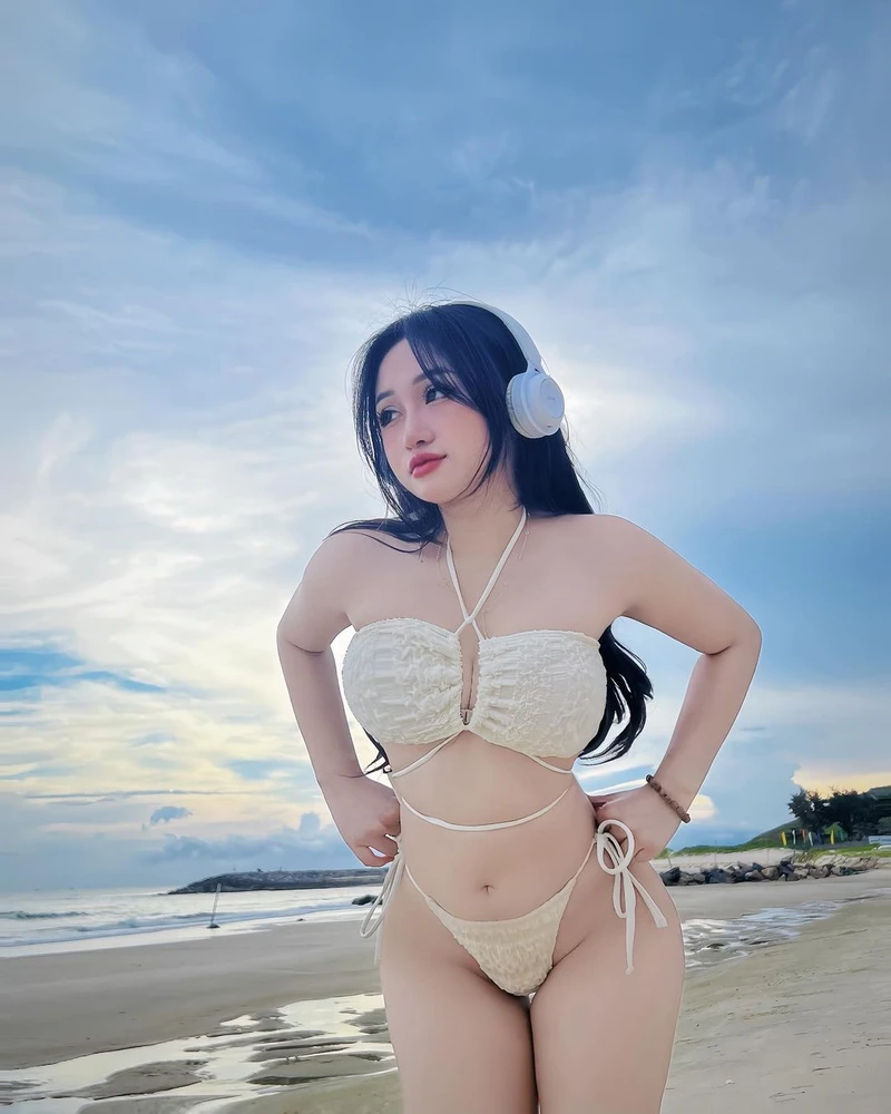 Gái xinh mặc bikini 51