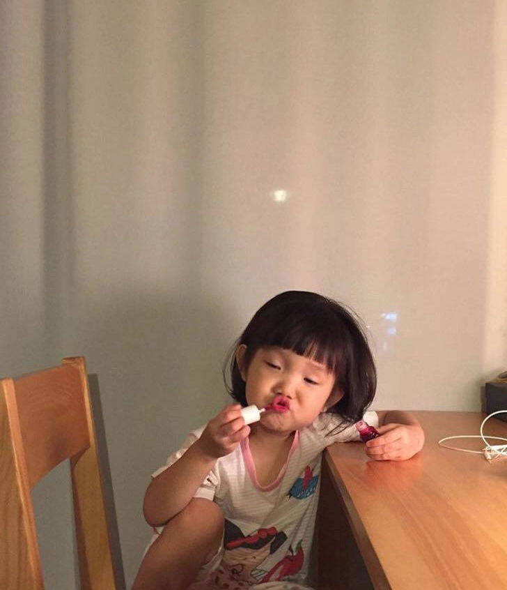 Meme há mỏ mang đến sự bất ngờ khi ai đó thực hiện hành động này trong những tình huống hài hước.