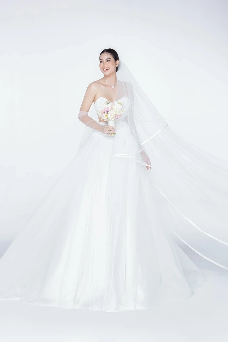 Ảnh Cưới Phạm Hương là những khoảnh khắc ngọt ngào trong cuộc đời của người đẹp.