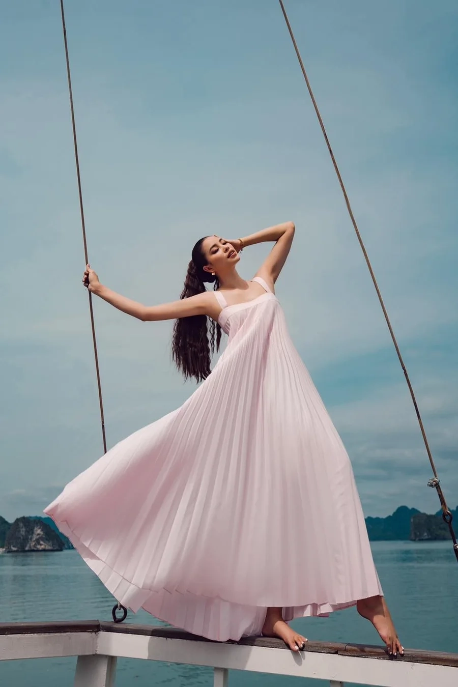 Phạm Hương Phẫu Thuật Thẩm Mỹ là một trong những chủ đề nóng mà cô đã chia sẻ.