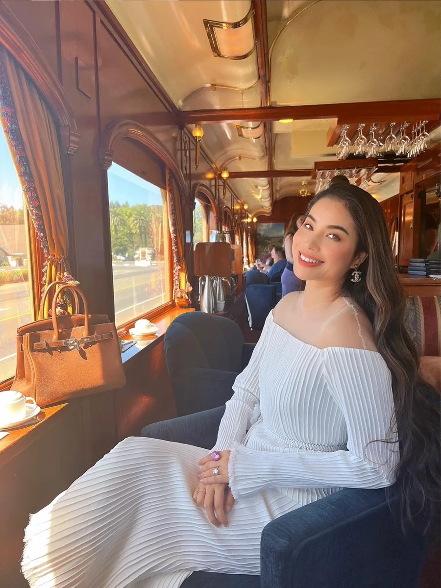 Hoa Hậu Phạm Huong luôn khiến người hâm mộ phải trầm trồ với sắc đẹp và tài năng.