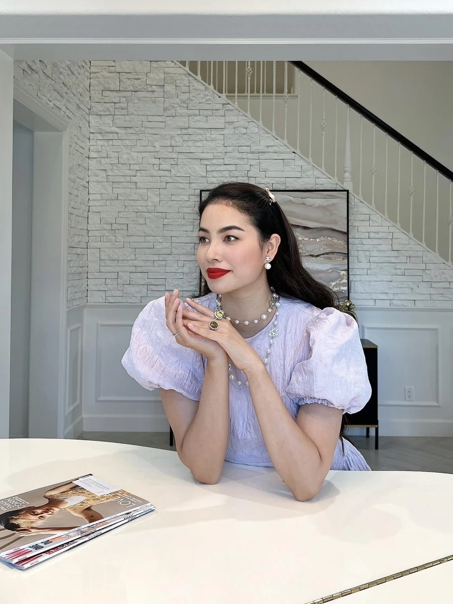 Phạm Hương Áo Dài toát lên vẻ đẹp dịu dàng và thanh lịch của người phụ nữ Việt.