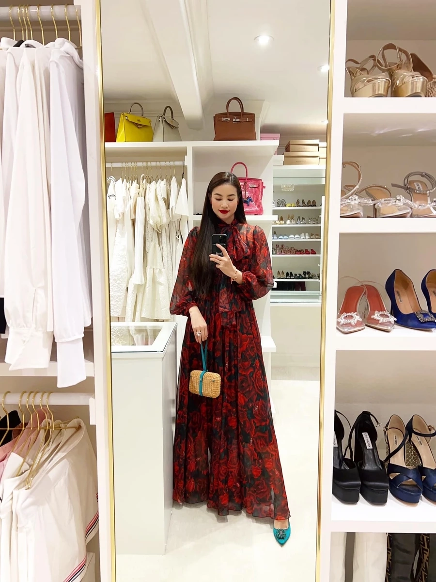 Hoa Hậu Phạm Hương 2015 là năm đánh dấu sự khởi đầu của cô trên đấu trường quốc tế.