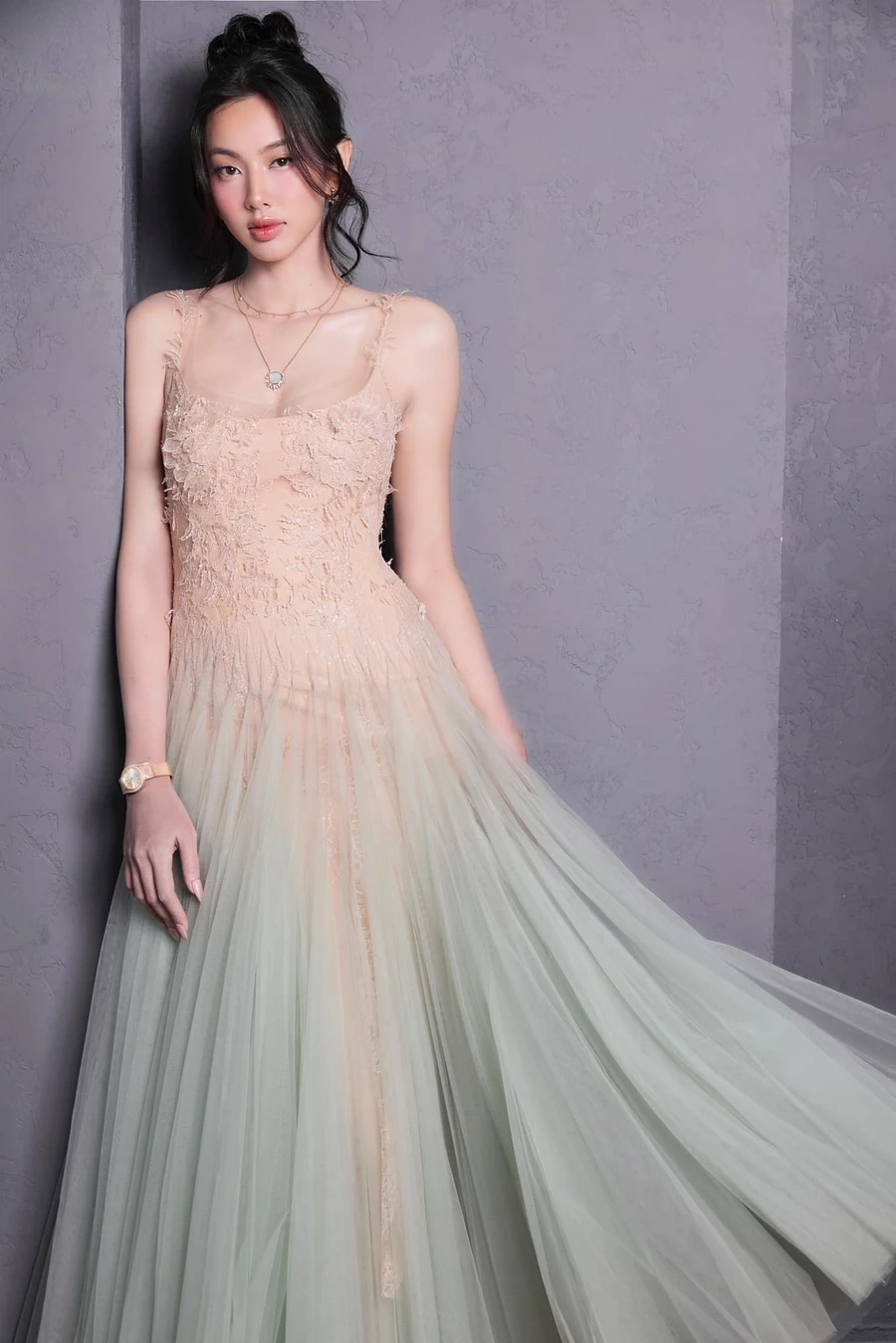 Hoa hậu Hòa bình Quốc tế Thuỳ Tiên tỏa sáng, khẳng định vẻ đẹp sắc sảo và tài năng vượt trội.