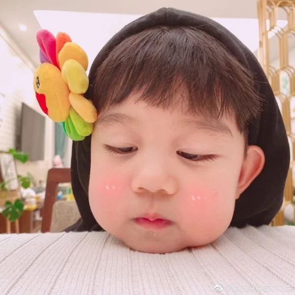 Ảnh em bé cute meme rất hài hước và ngọt ngào