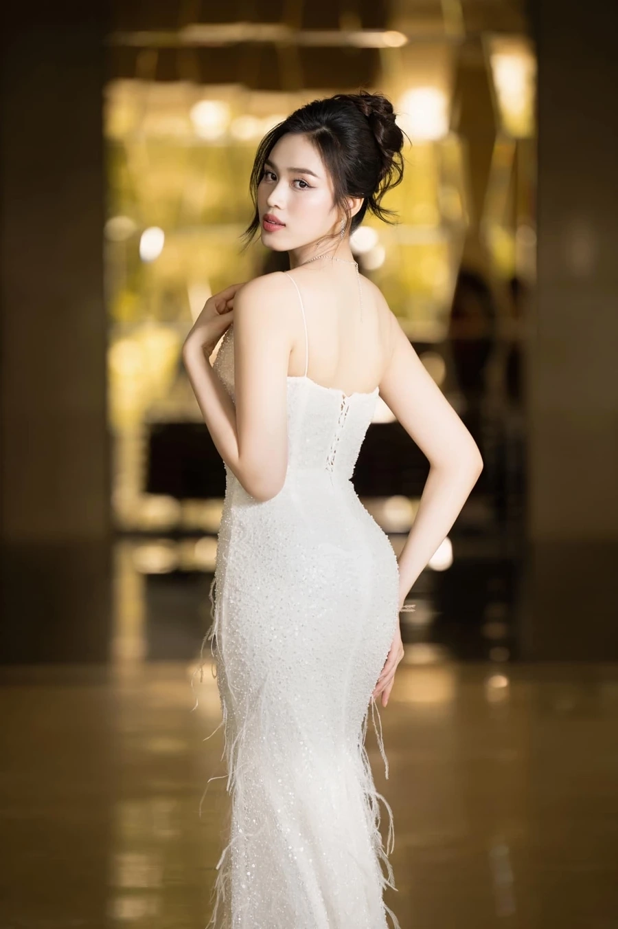 Đỗ Thị Hà Sexy là hình ảnh của một nữ hoàng sắc đẹp hiện đại.