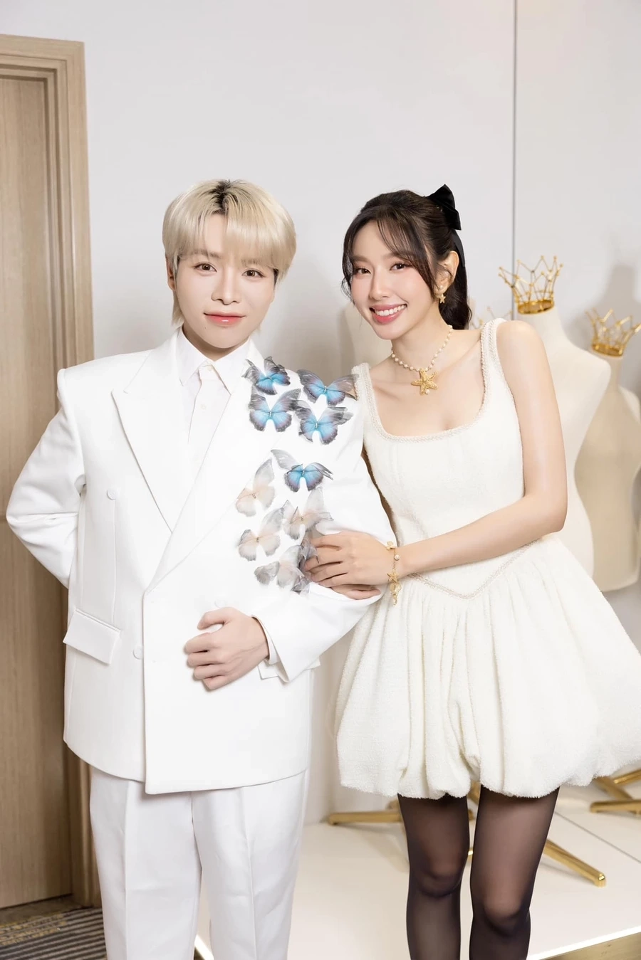 Áo dài Nguyễn Thúc Thùy Tiên làm tôn lên vẻ đẹp truyền thống và phong cách hiện đại.