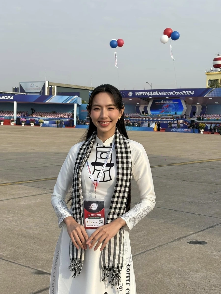 Vương miện Nguyễn Thúc Thuỳ Tiên tỏa sáng, khẳng định vị trí của cô trong giới sắc đẹp.