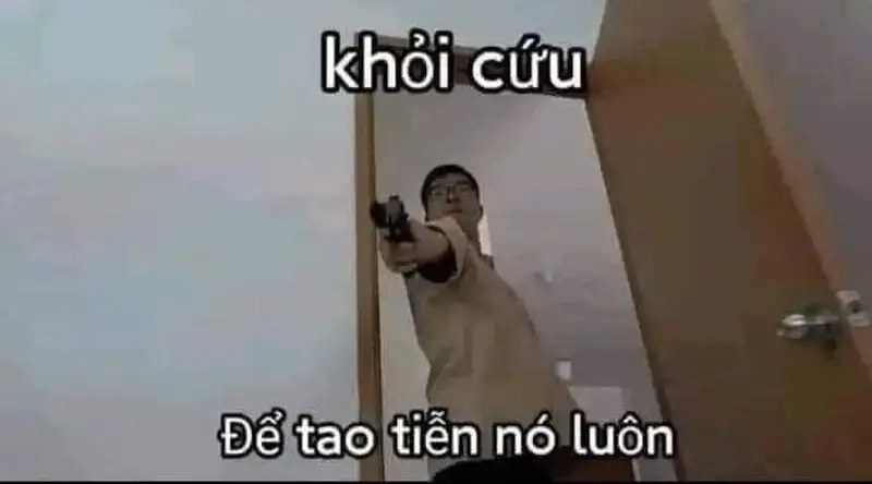 Cậu vàng meme cầm súng tạo nên sự kết hợp giữa nét văn hóa truyền thống và hành động hài hước.