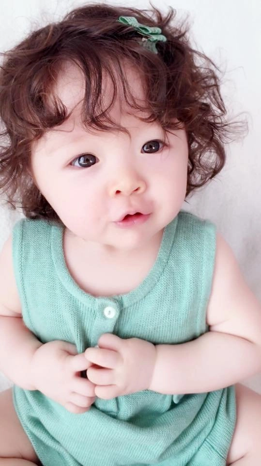 Meme em bé hàn quốc mang đến sự ngọt ngào và đáng yêu, khiến người xem thích thú.