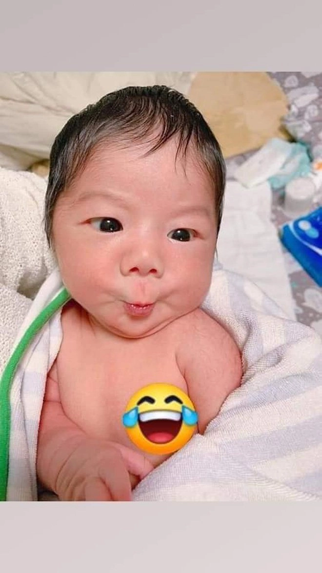 Ảnh meme em bé có chữ mang lại sự dễ thương với hình ảnh em bé và những câu chữ hài hước.