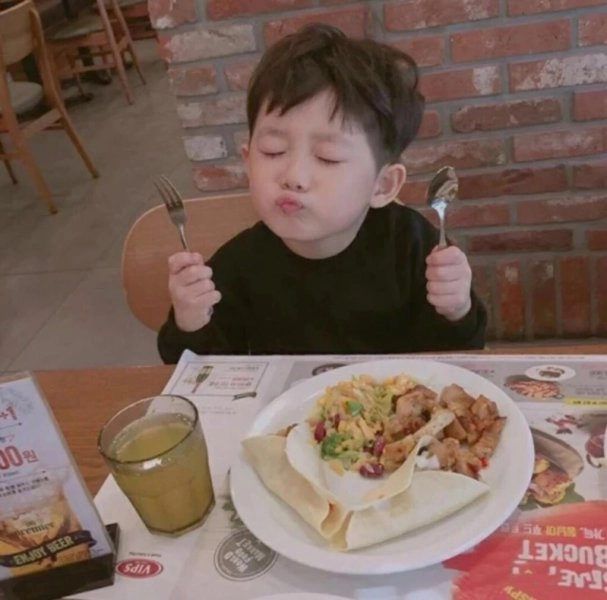 Ảnh em bé meme mang lại sự ngây thơ và dễ thương, tạo sự ấn tượng mạnh mẽ với người xem.