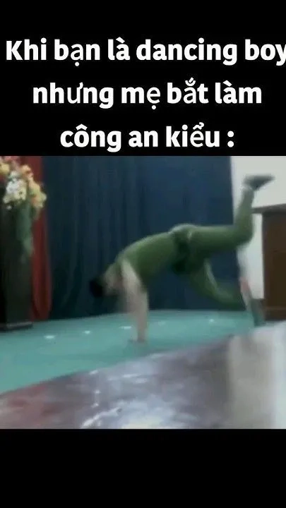 Công an đánh đàn meme hài hước với phong cách riêng