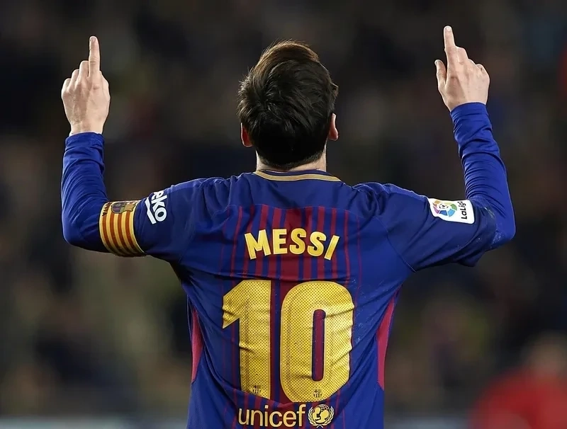 Meme ronaldo vs messi phản ánh cuộc tranh tài không ngừng giữa hai huyền thoại bóng đá.