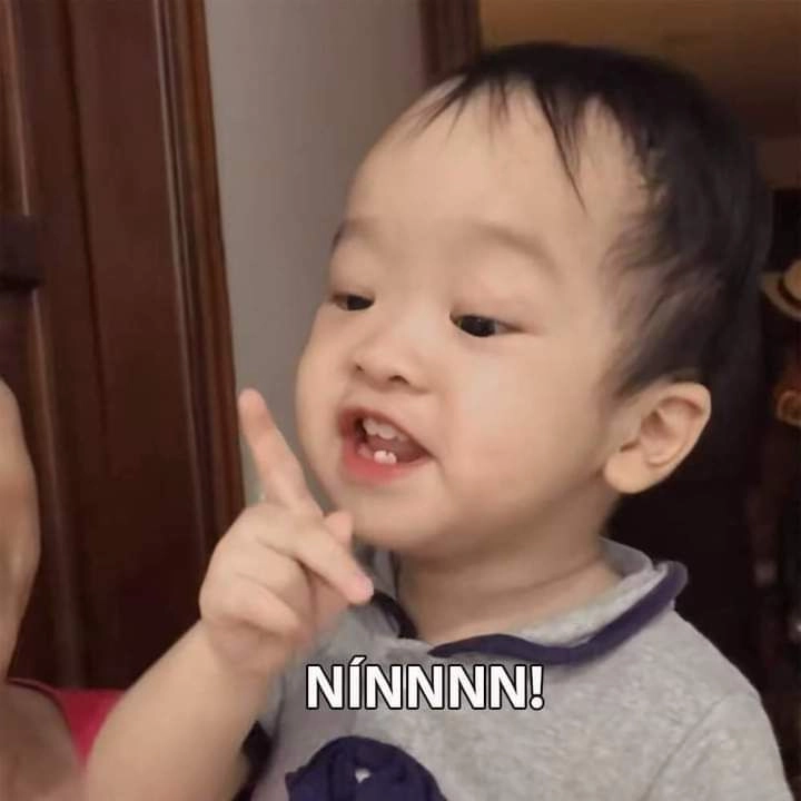 Meme tóc mái ngố thể hiện sự ngộ nghĩnh và hài hước trong phong cách tóc.