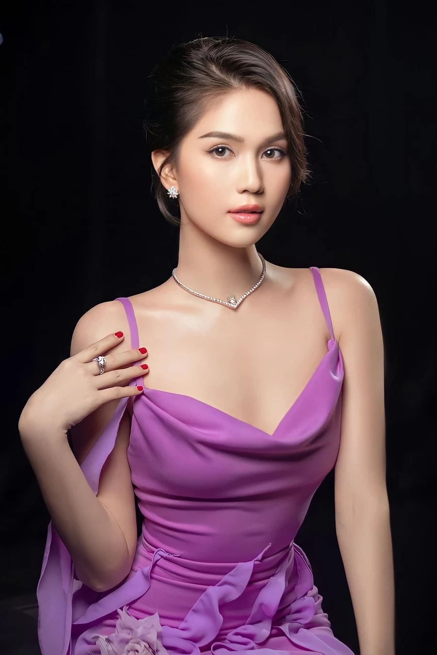 Ngọc Trinh khoe nội y tinh tế, đầy gợi cảm và sang trọng.