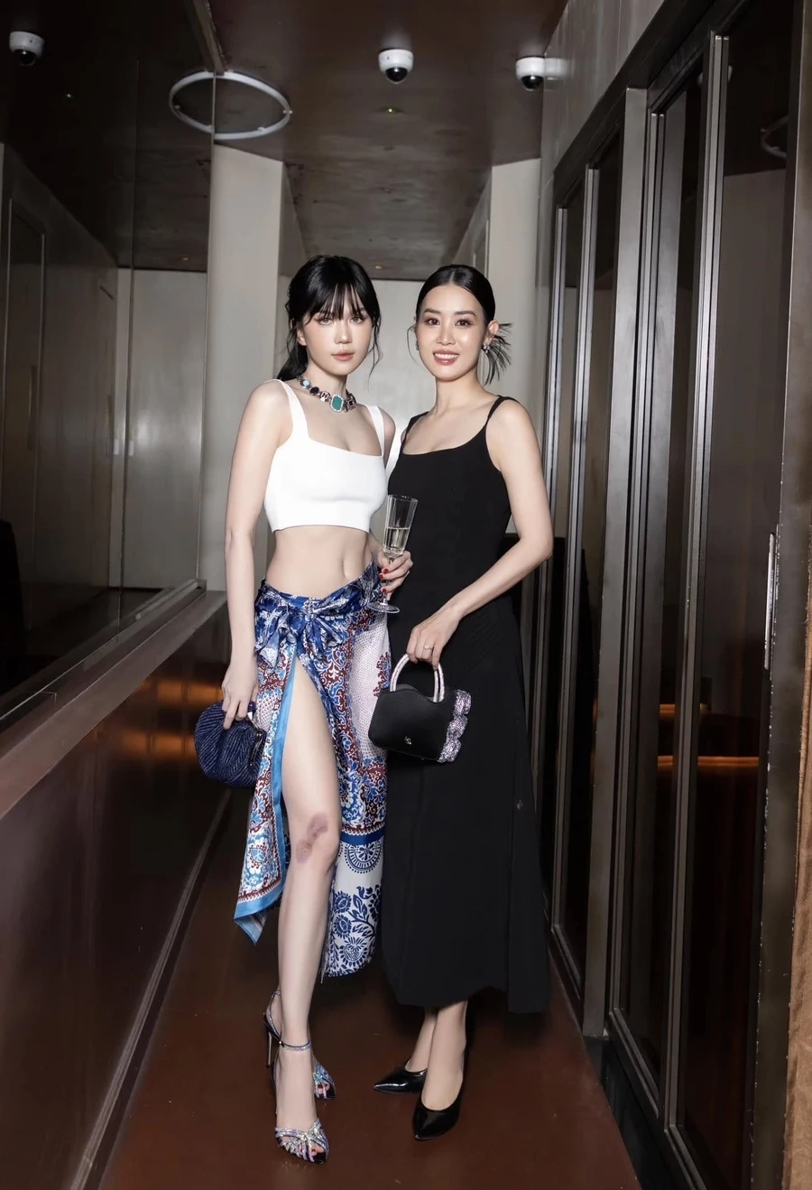 Ngọc Trinh mặc áo xuyên thấu mang đến một phong cách mới mẻ và đầy nổi bật.