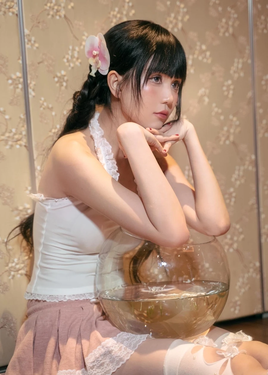 Ngọc Trinh mặc đầm xuyên thấu tạo nên một vẻ đẹp táo bạo, thu hút sự chú ý trong mọi sự kiện.