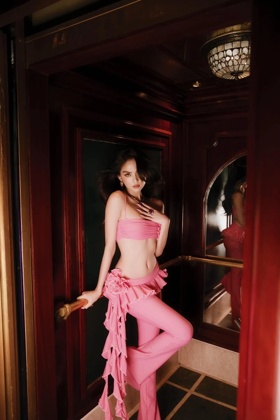 Nữ hoàng nội y Ngọc Trinh là biểu tượng sắc đẹp và sức mạnh của nữ quyền trong làng giải trí.