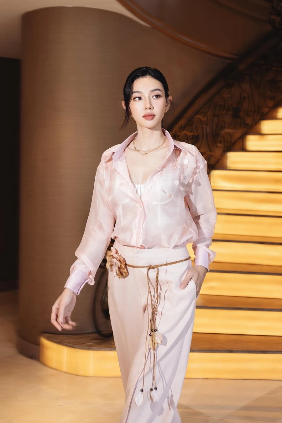 Hoa hậu Nguyễn Thu Thủy Tiên tỏa sáng với vẻ đẹp thanh lịch và tài năng vượt trội.