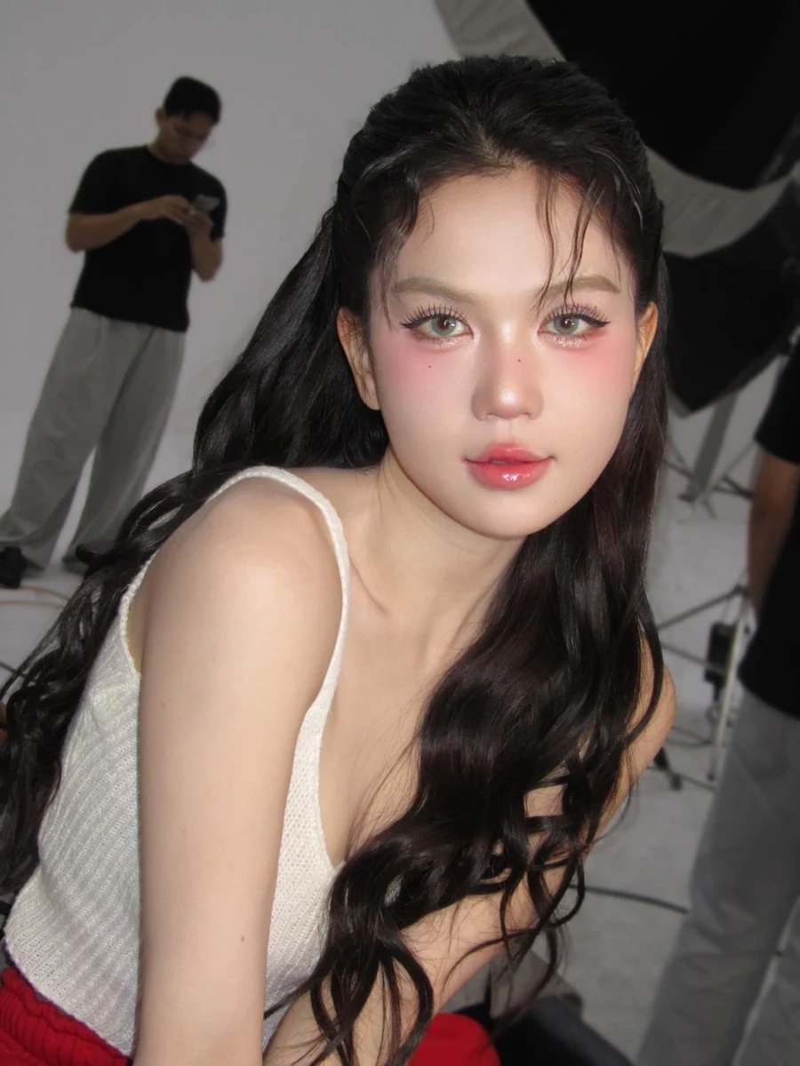 Ngọc Trinh lọt khe tạo ra một phong cách đầy cá tính và thu hút ánh nhìn.