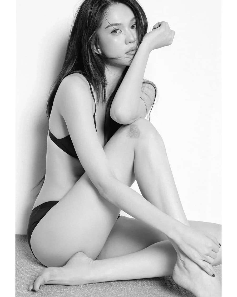 Ngọc Trinh mặc lọt khe thể hiện vẻ đẹp táo bạo, đầy gợi cảm và cuốn hút.