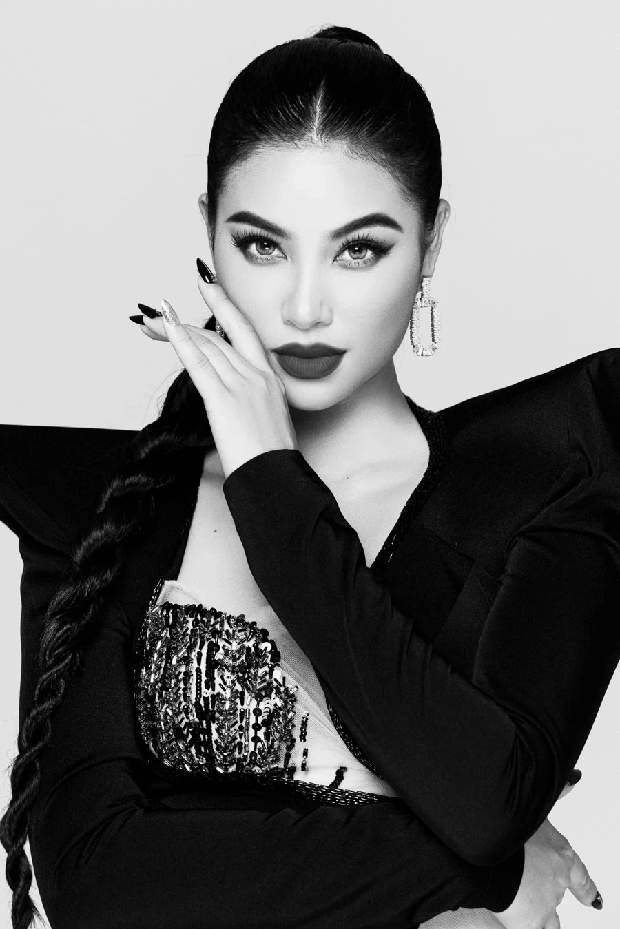 Hoa Hậu Phạm Hương luôn là cái tên quen thuộc trong các cuộc thi sắc đẹp.