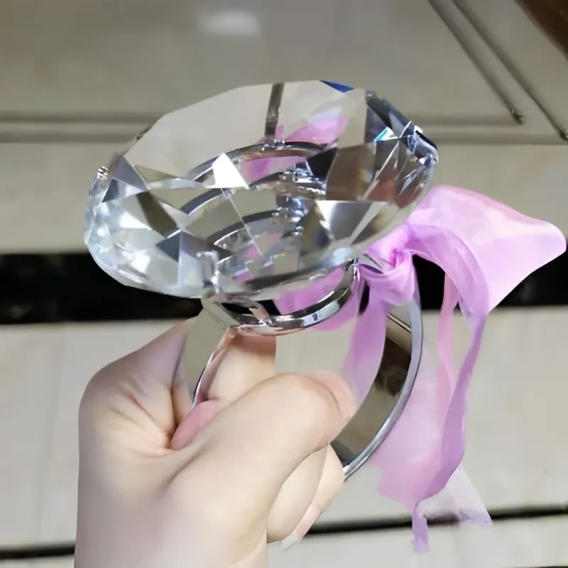 Làm quà tặng mẹ 8/3 là cách để thể hiện lòng biết ơn và yêu thương dành cho mẹ.