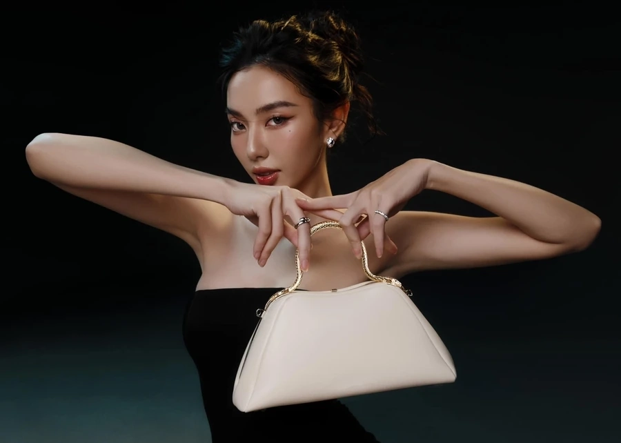 Nguyễn Thúc Thùy Tiên đăng quang Hoa hậu Hòa bình Quốc tế, với nét đẹp thanh thoát.