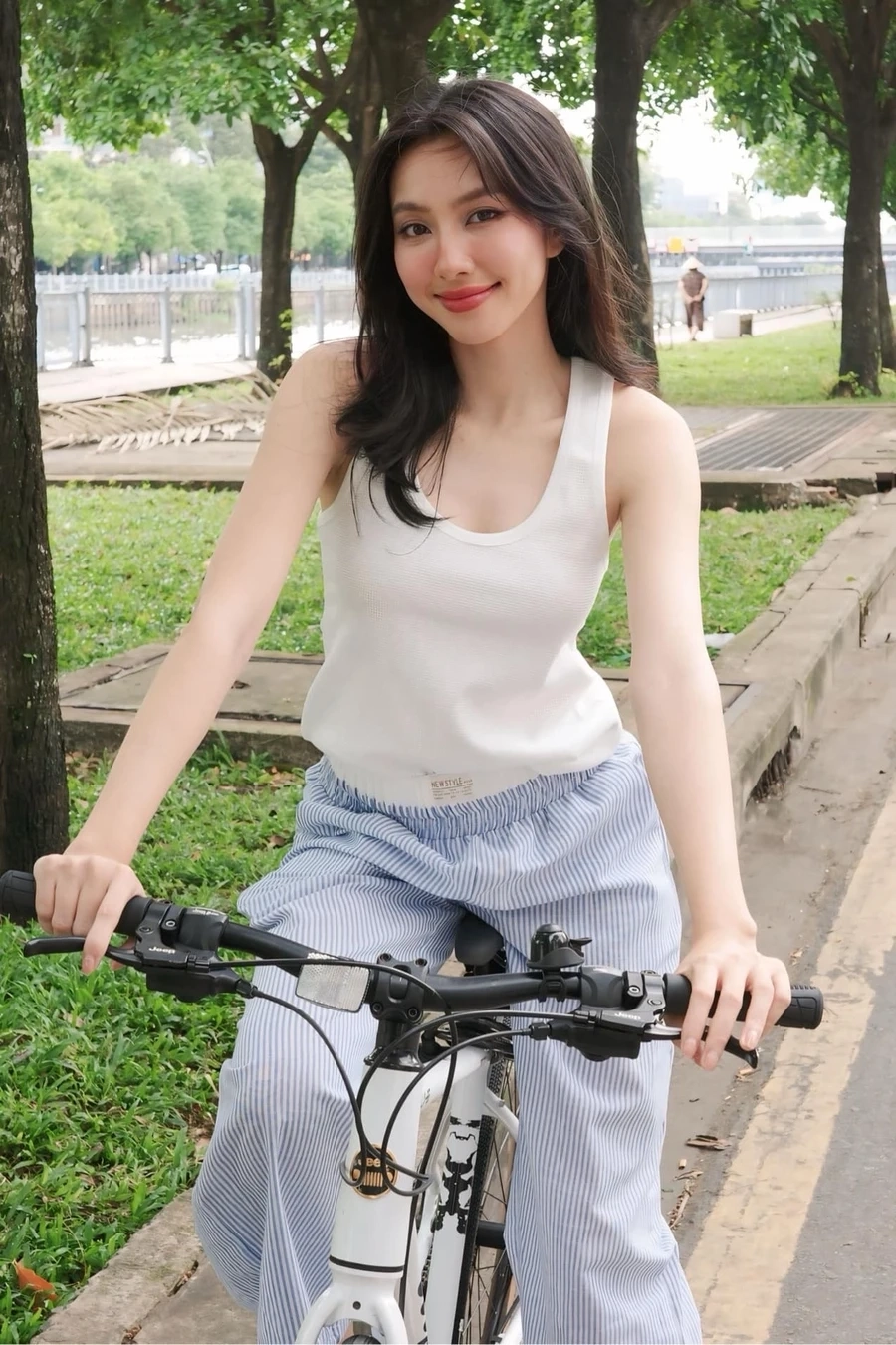 Nguyễn Thúc Thuỳ Tiên đăng quang Hoa hậu Hòa bình Quốc tế, làm rạng danh sắc đẹp Việt.