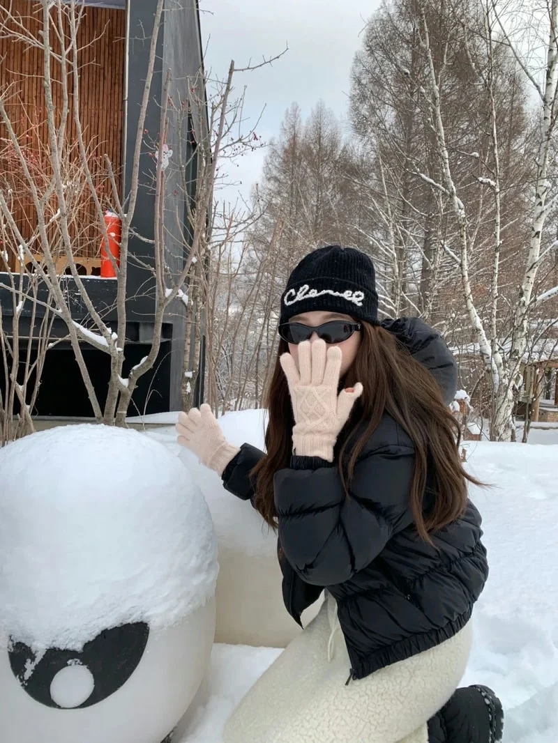 Hình nền cute nữ ngầu kết hợp dễ thương và cá tính