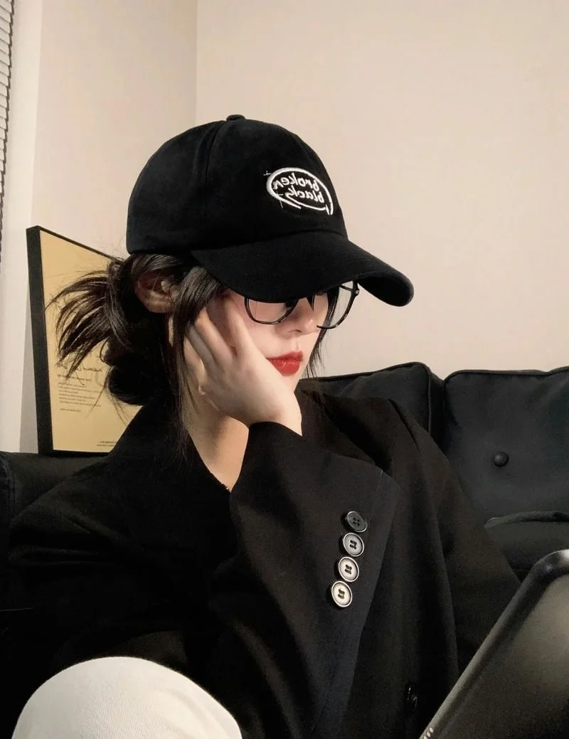 Hình nền đen ngầu nữ huyền bí và đầy ấn tượng