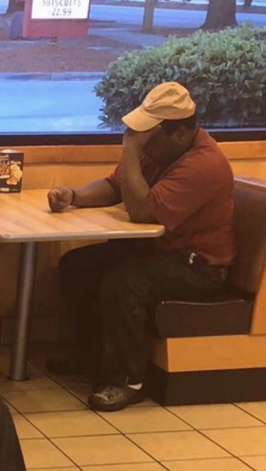 Hình ảnh meme ông da đen lan truyền nhờ biểu cảm ấn tượng