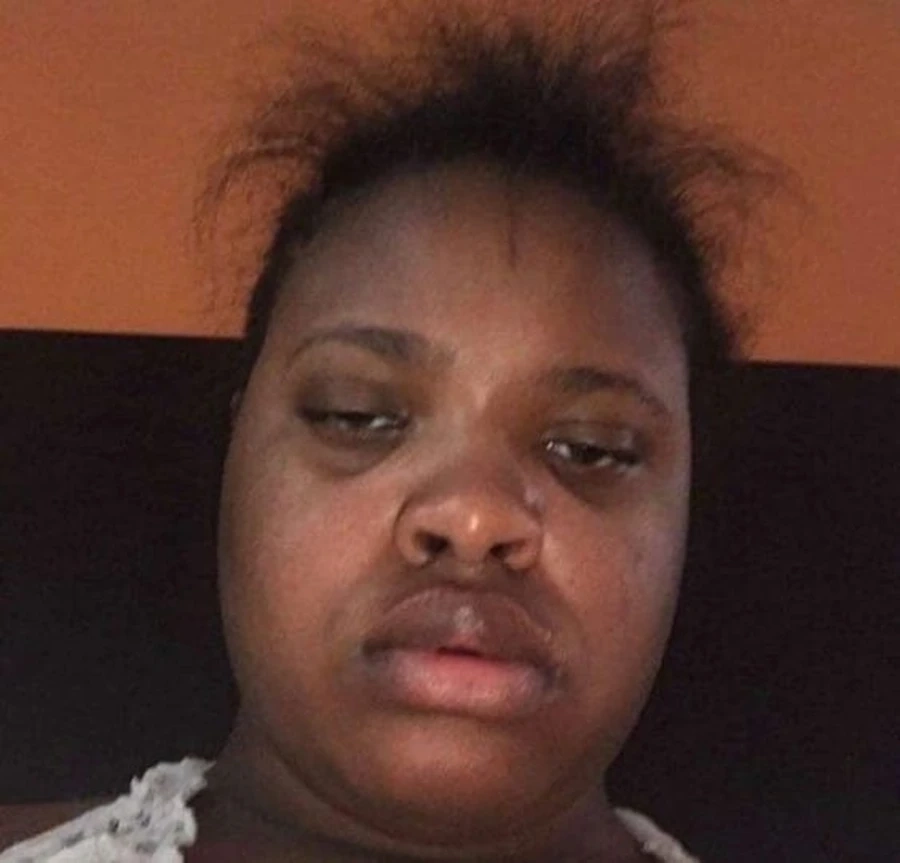 Hình ảnh meme anh da đen cầm điện thoại thể hiện sự tập trung khó hiểu