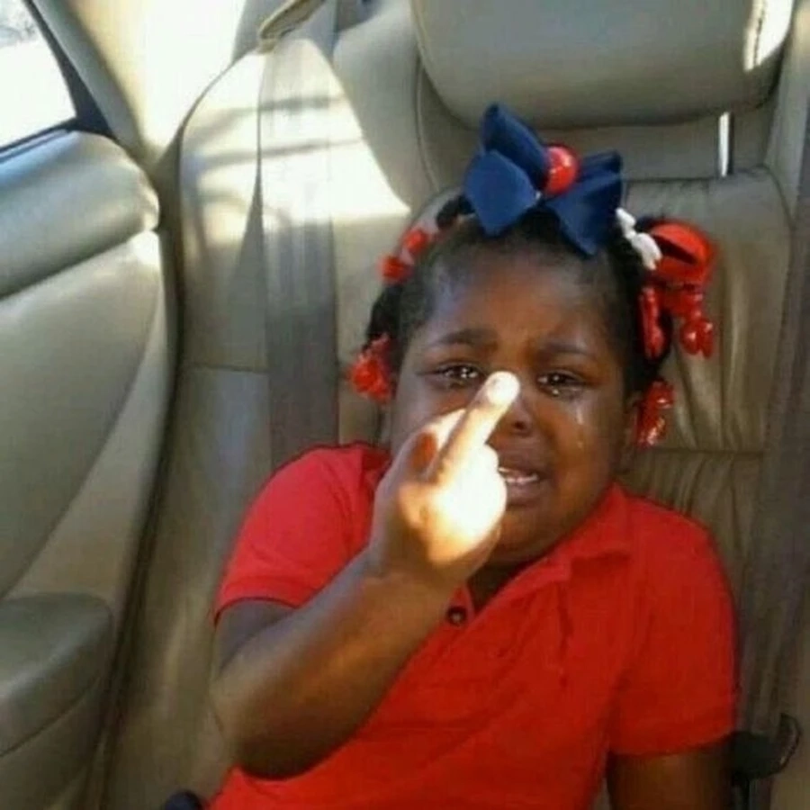 Khoảnh khắc meme anh da đen ngồi suy tư thể hiện sự trầm ngâm đầy hài hước