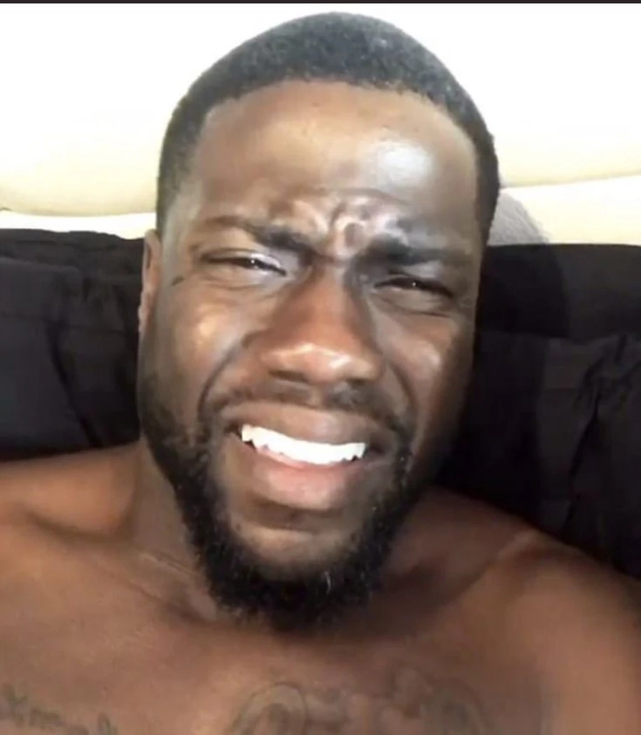 Hình ảnh meme anh da đen lấy tay che mặt thể hiện sự xấu hổ khó đỡ