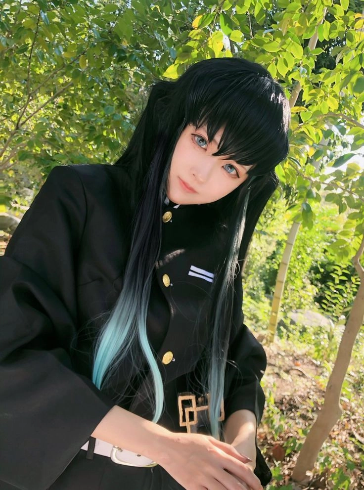 Muichiro cosplay ngầu với ánh mắt sắc bén