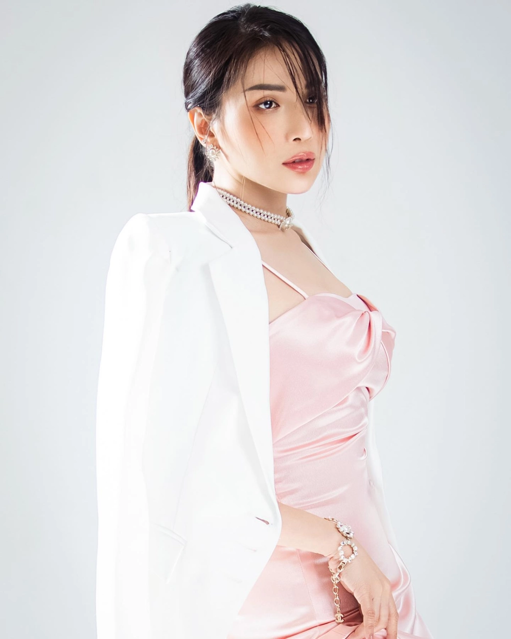 Avatar cô gái quay lưng tạo cảm giác cô đơn