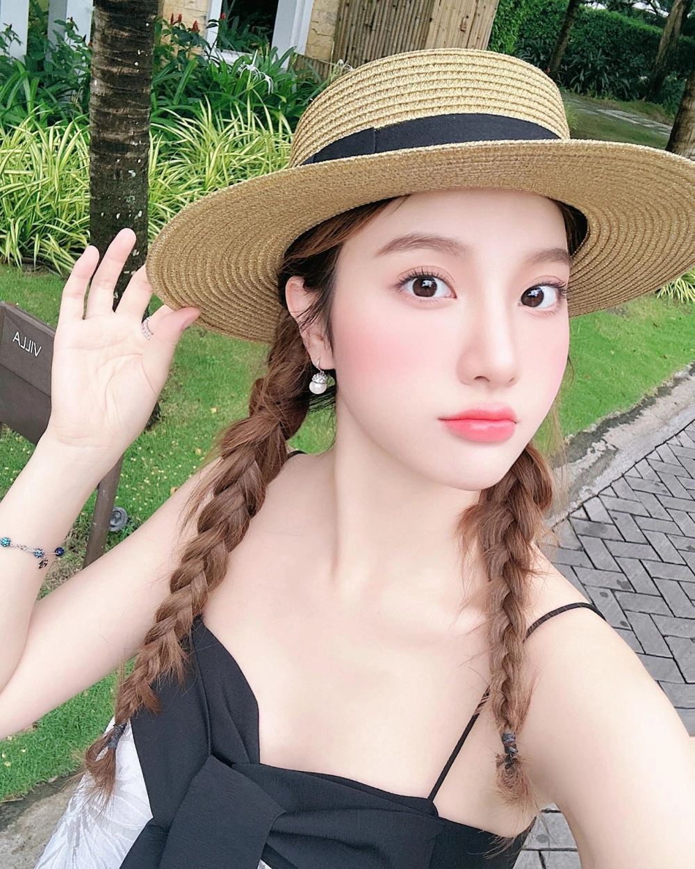 Cô gái xinh đẹp Trung Quốc nhìn rất duyên dáng