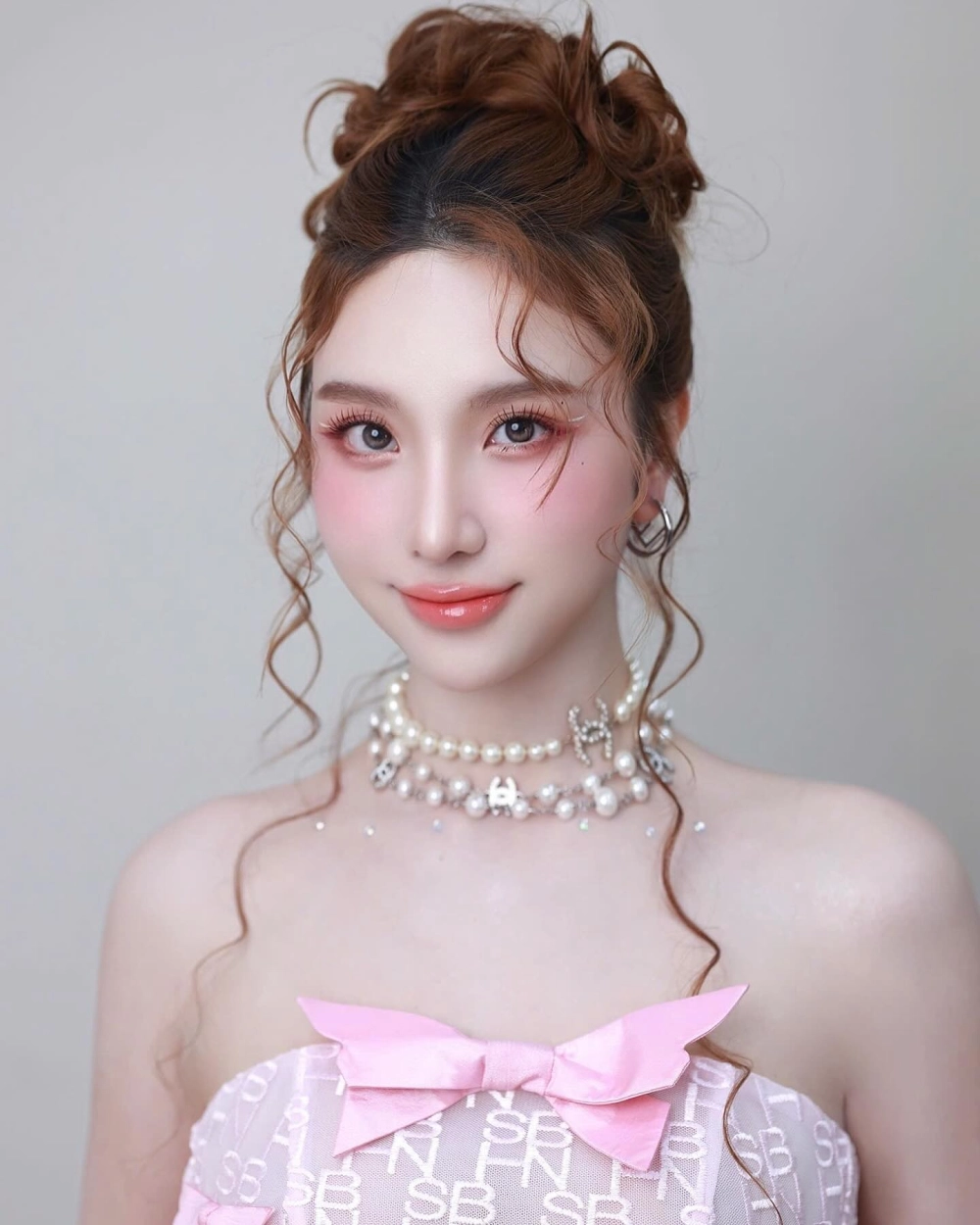 Cô gái đẹp nhẹ nhàng phù hợp làm ảnh nền