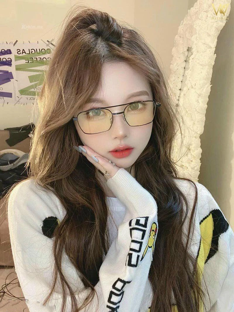 Ảnh gái đẹp tóc ngắn đeo kính rất cá tính