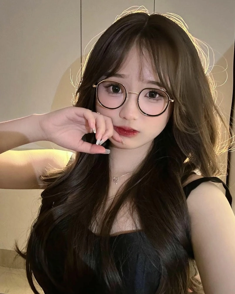 Ảnh gái xinh cute đeo kính phong cách học sinh