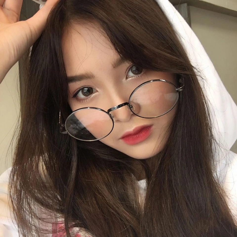 Ảnh gái xinh đeo mắt kính cute rất cuốn hút