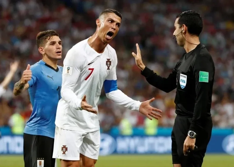 Ảnh meme ronaldo ghi lại biểu cảm khó quên