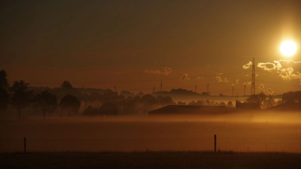 Sương mù mờ ảo phủ kín không gian buồn